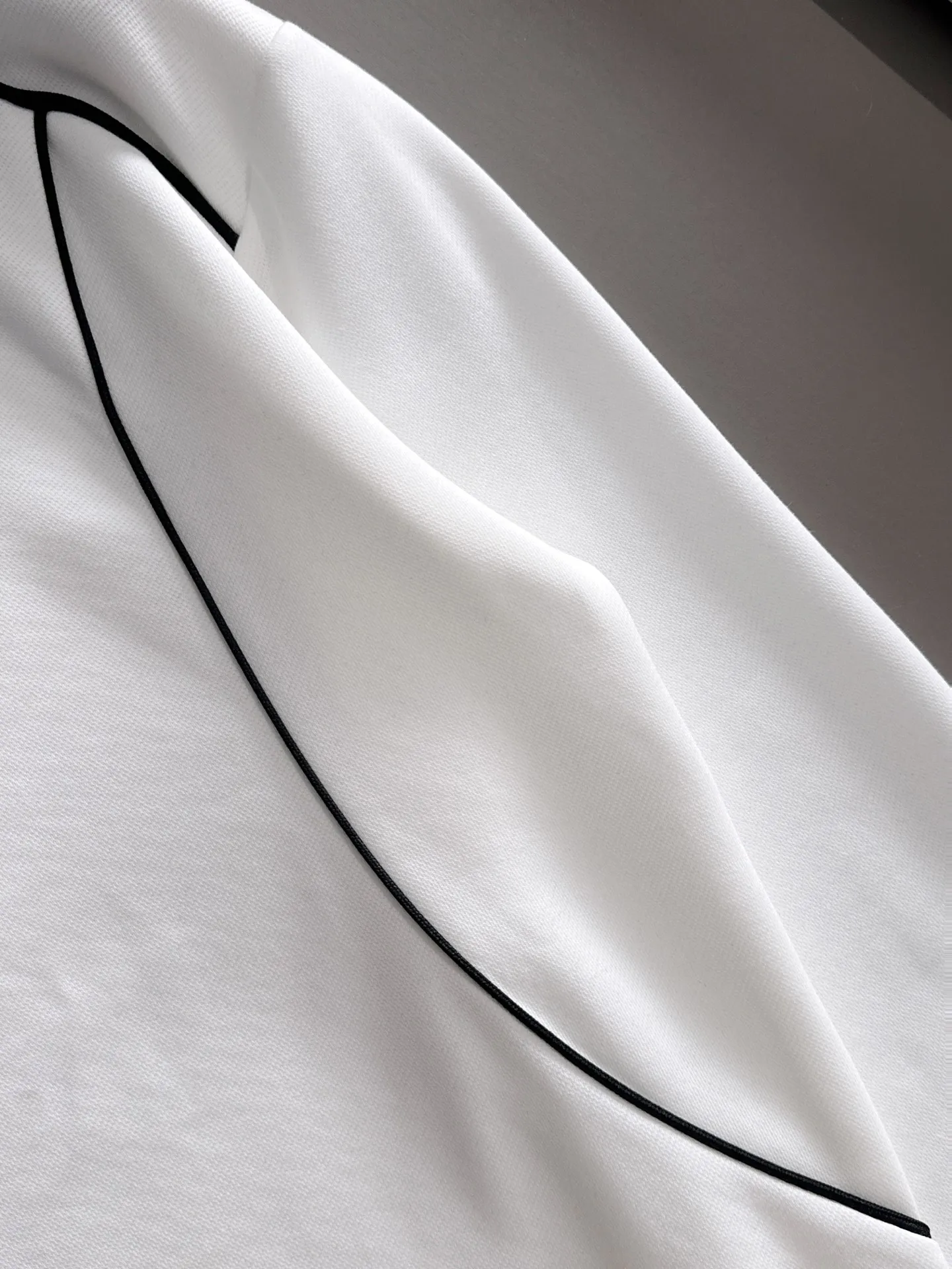 Exclusively released in Paris for the 2026 autumn and winter New Arrival hooded sweatshirt long-sleeved men and women. Same Style. Many stars have the same style. Craftsmanship that cannot be copied by ordinary small workshops. We are not afraid of any challenges in terms of materials, detail restoration and craftsmanship, just to provide you with wonderful products. Compare the top Original versions at will. No expense is spared just to make it better. Unique imported fabric feel. Purely imported German machine production. Precision operation. Thousands of needles density. A full set of New Arrival accessories with three standards can be customized simultaneously. Versatile upper body is fashionable, a perfect choice for autumn and winter, and a must-have item. Sizes table: m-4XL (please state your height and weight when placing an order)